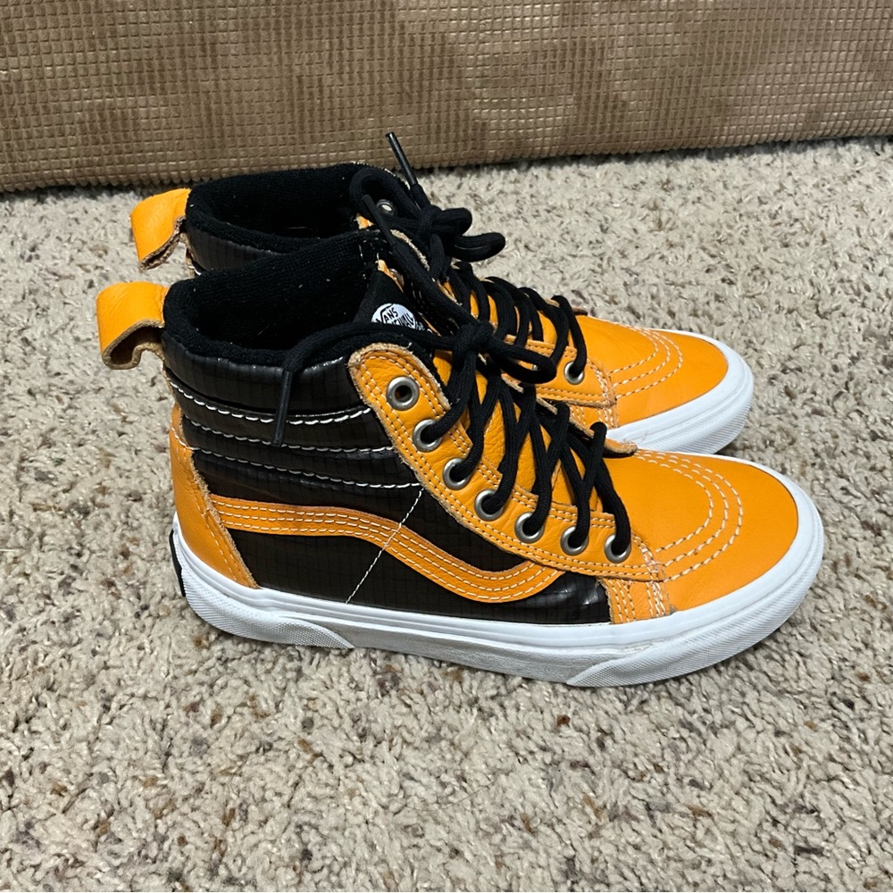 VENS MTE  SNEACKER  BOYS SIZE 2 BLACK / YELLOW